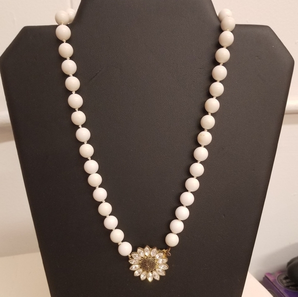 FOSSIL RETIRED GLASS RHINESTONE DAISY PENDANT & WHITE ACRYLIC BEAD NECKLACE - Picture 1 of 6